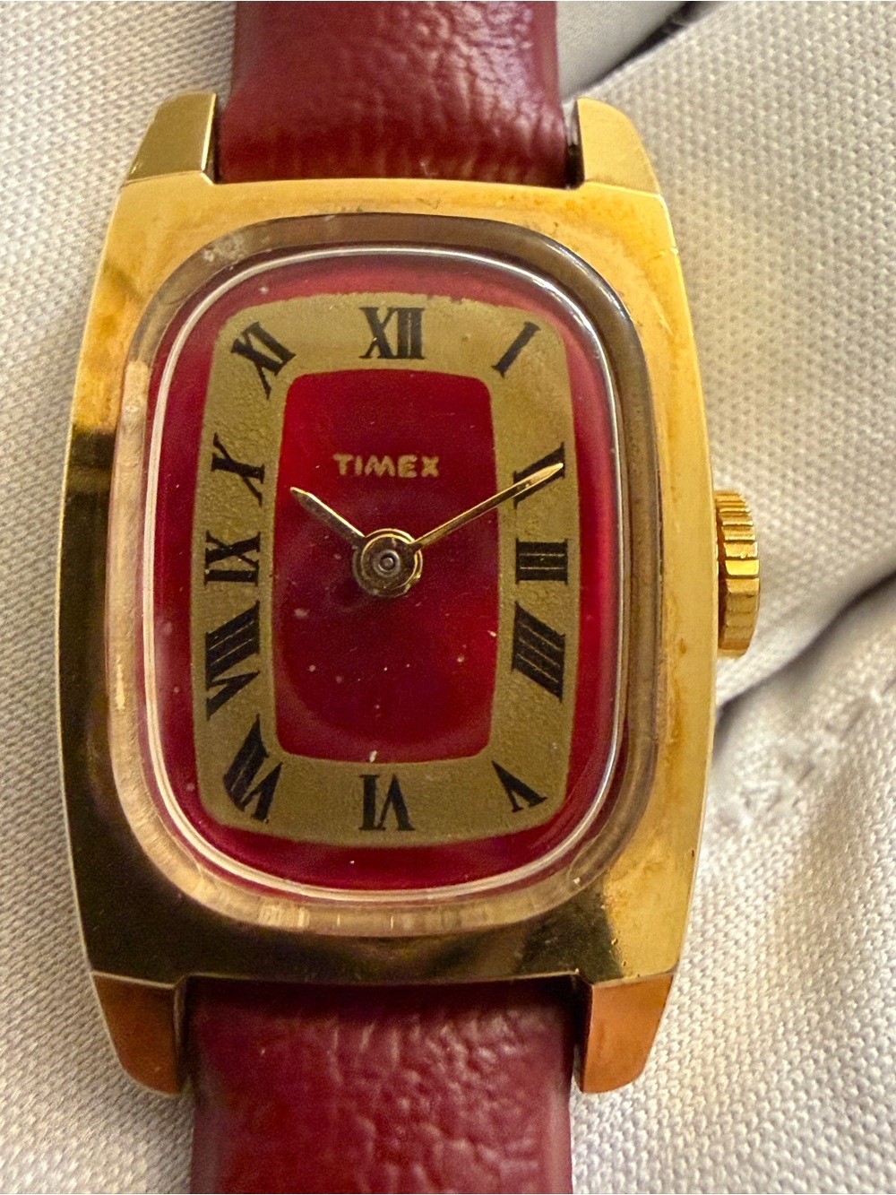Vintage Timex Ladies Manual Wind Watch - Gold Tone Case - Red Dial 19mm x 30mm - Picture 5 of 13